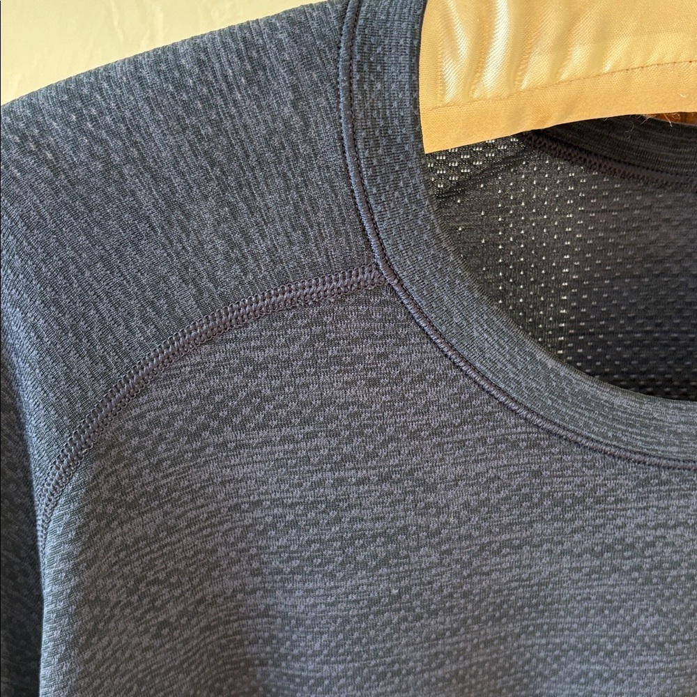 Men’s Lululemon long sleeve performance T shirt. - Picture 4 of 16